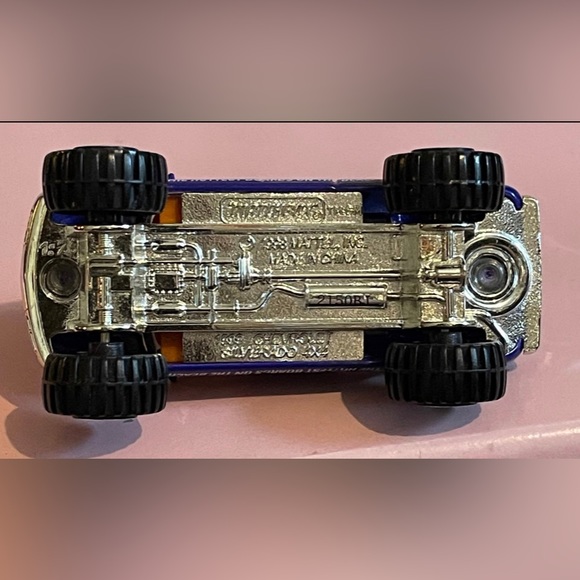 Matchbox 1999 CHEVROLET SILVERADO 4X4 "Surf Shop" - Picture 6 of 8